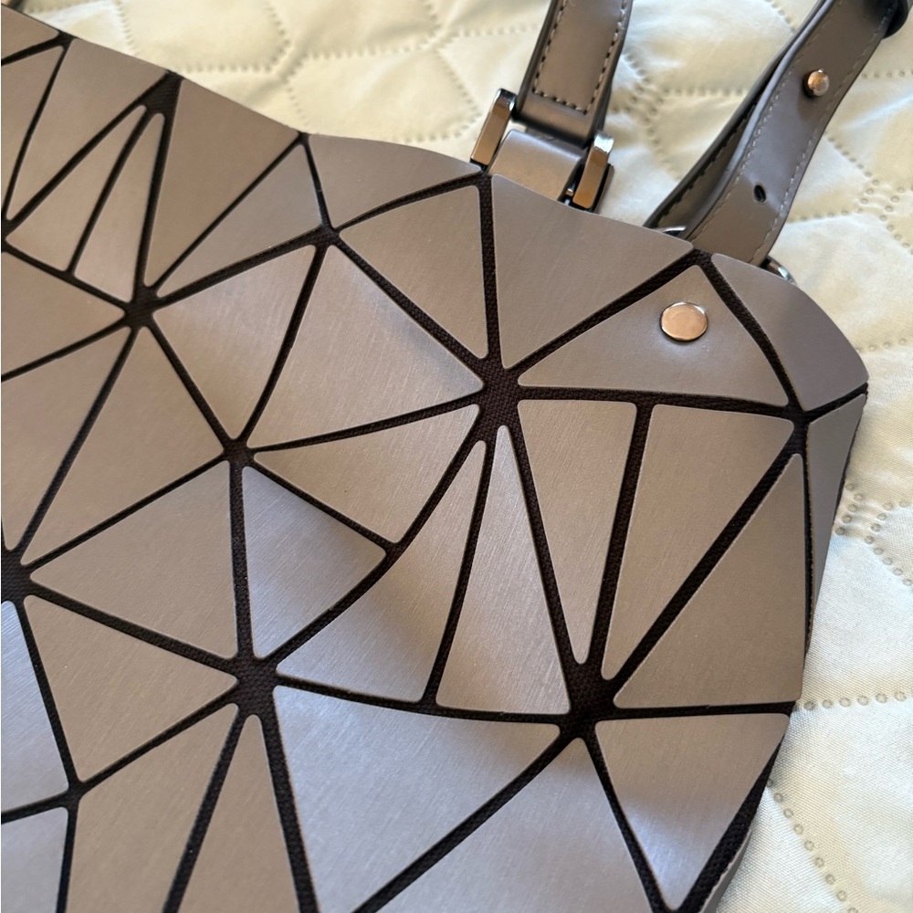 Geometric Patterned Gray Handbag - Picture 2 of 10